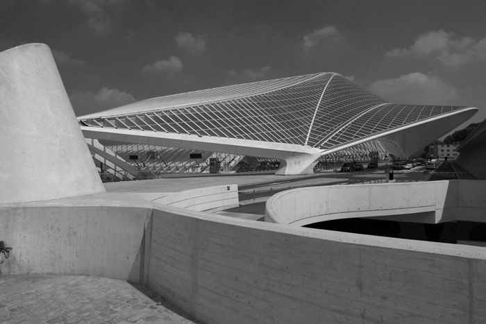 Liège-Guillemins TGV-Bahnhof (Calatrava 2009) Blick auf Nord-West-Seite mit Garage